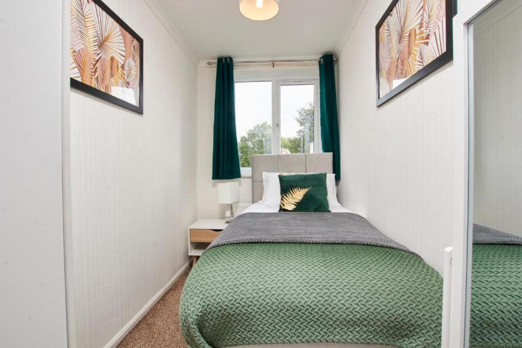 The Emerald House Of Manchester - Garden - Parking Exteriör bild
